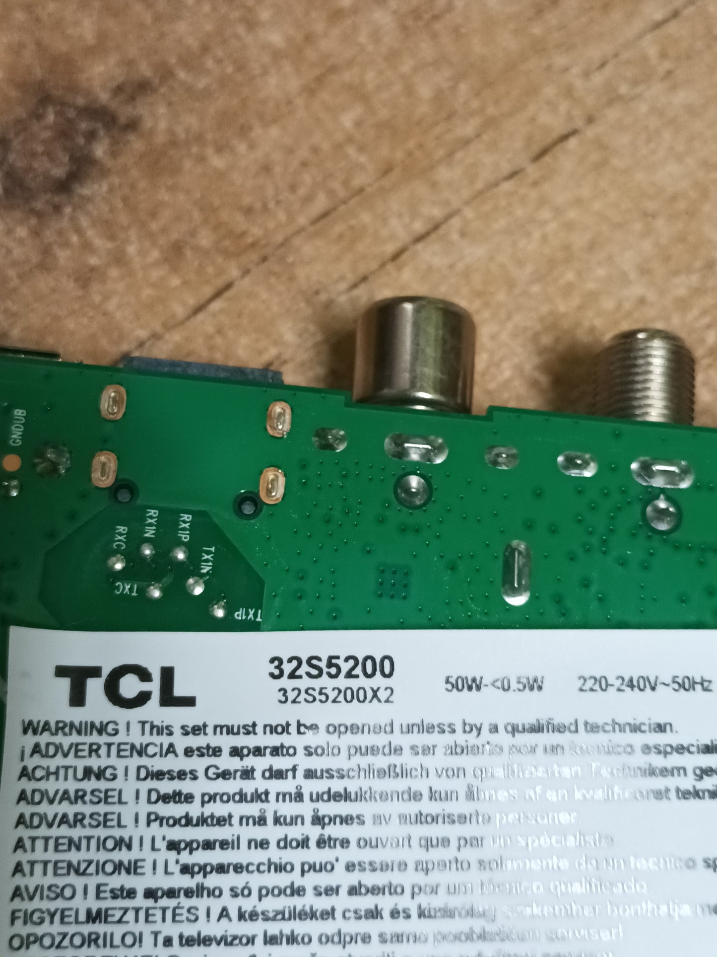 PIES DE TV TCL 32S5200