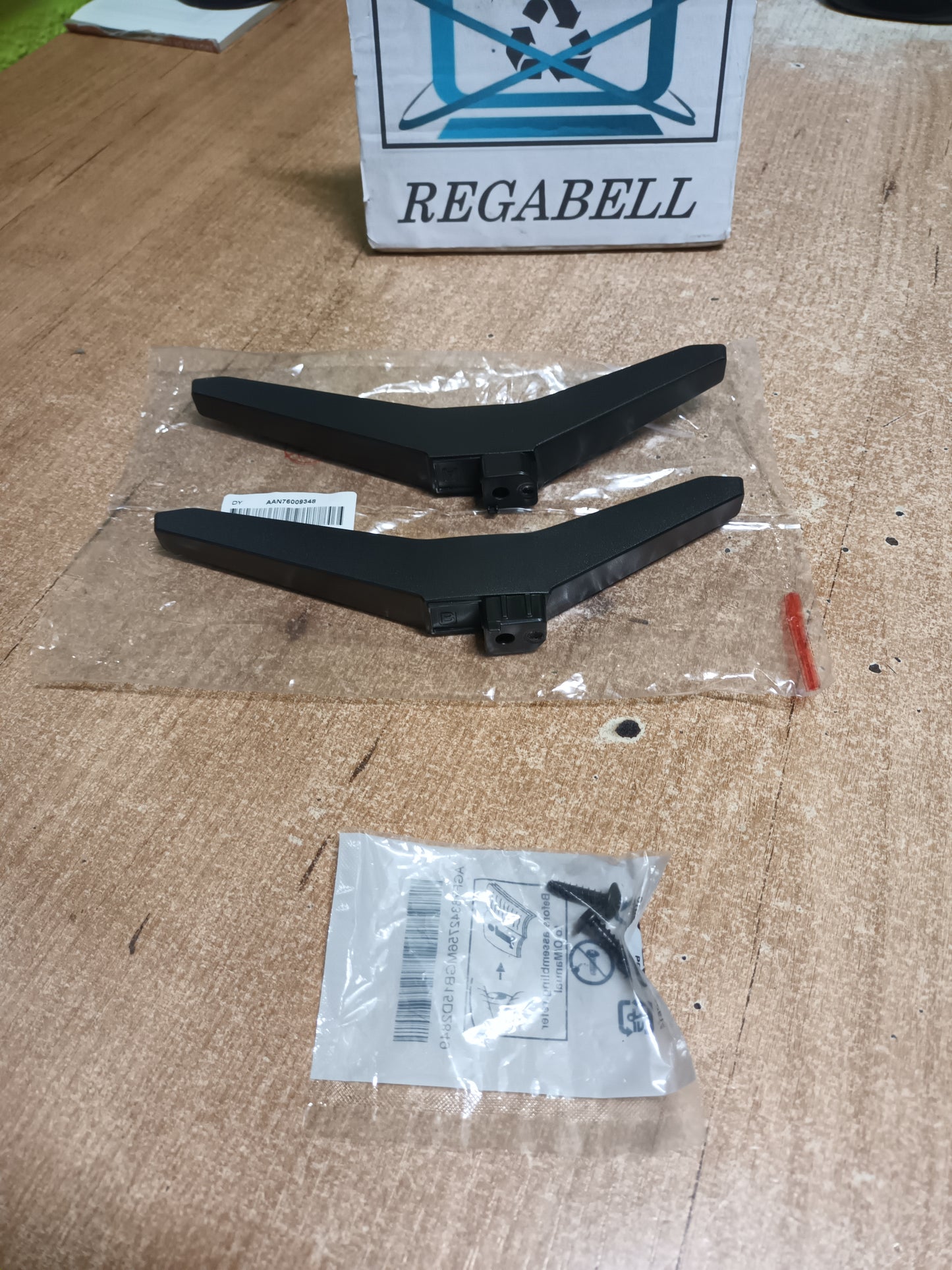 PIES DE TV LG DE 43 PULGADAS, (NUEVOS) (ref. 159)