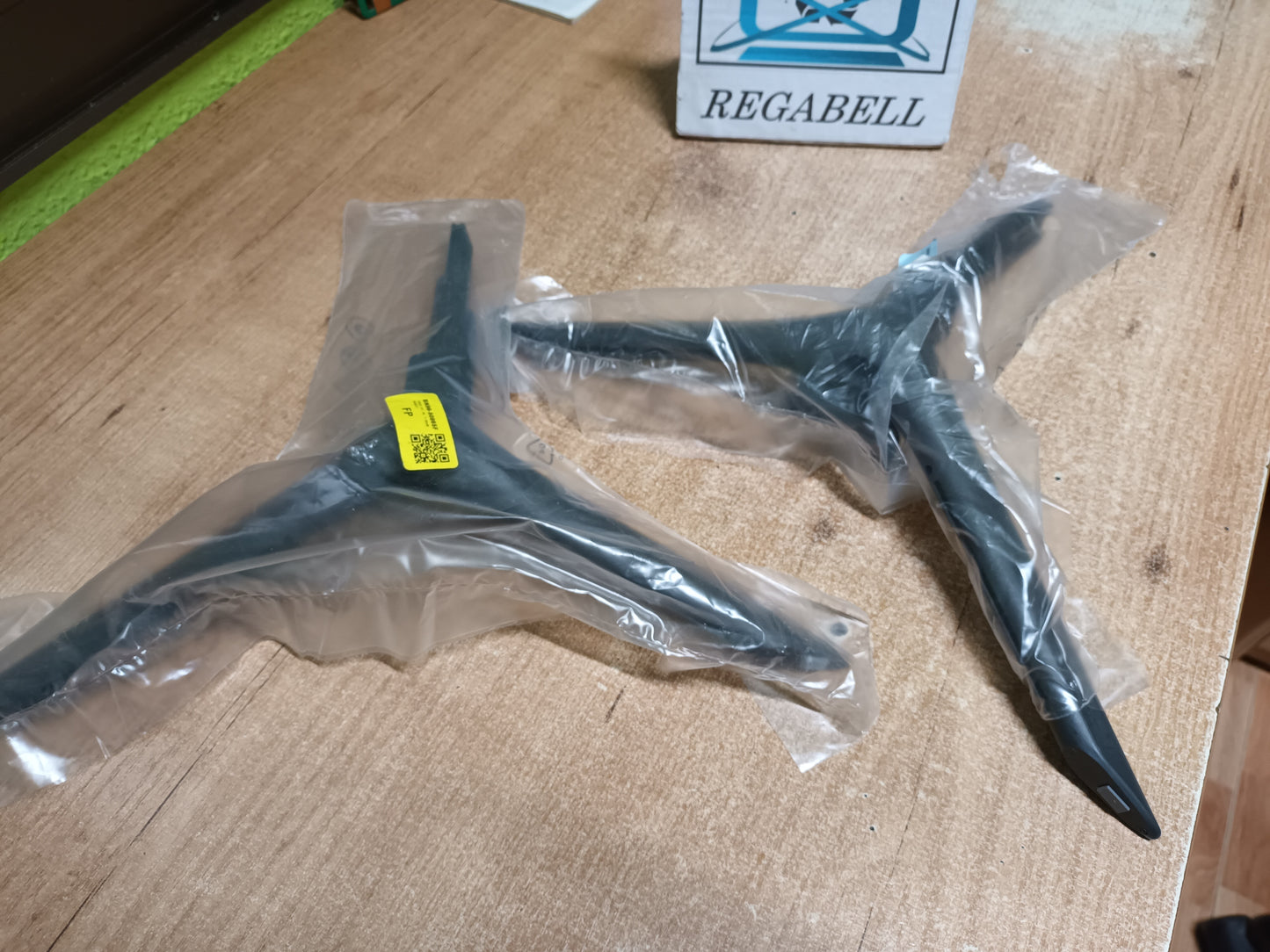 PIES DE TV SAMSUNG UE75AU7172U, NUEVOS (ref-208)