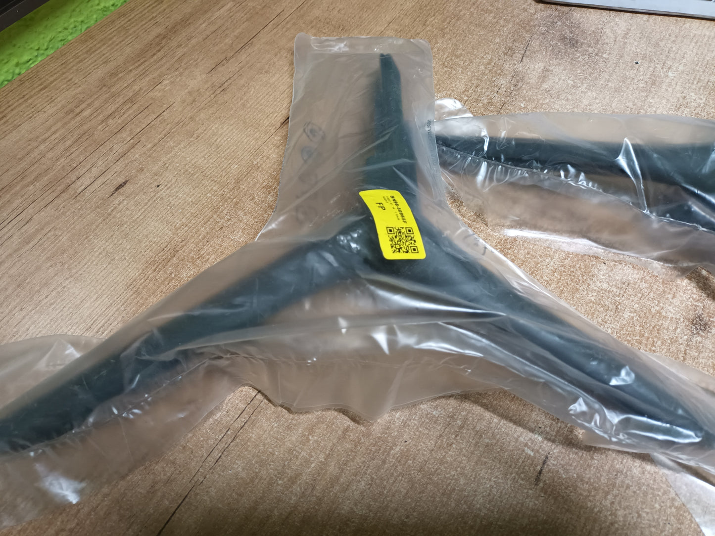 PIES DE TV SAMSUNG UE75AU7172U, NUEVOS (ref-208)