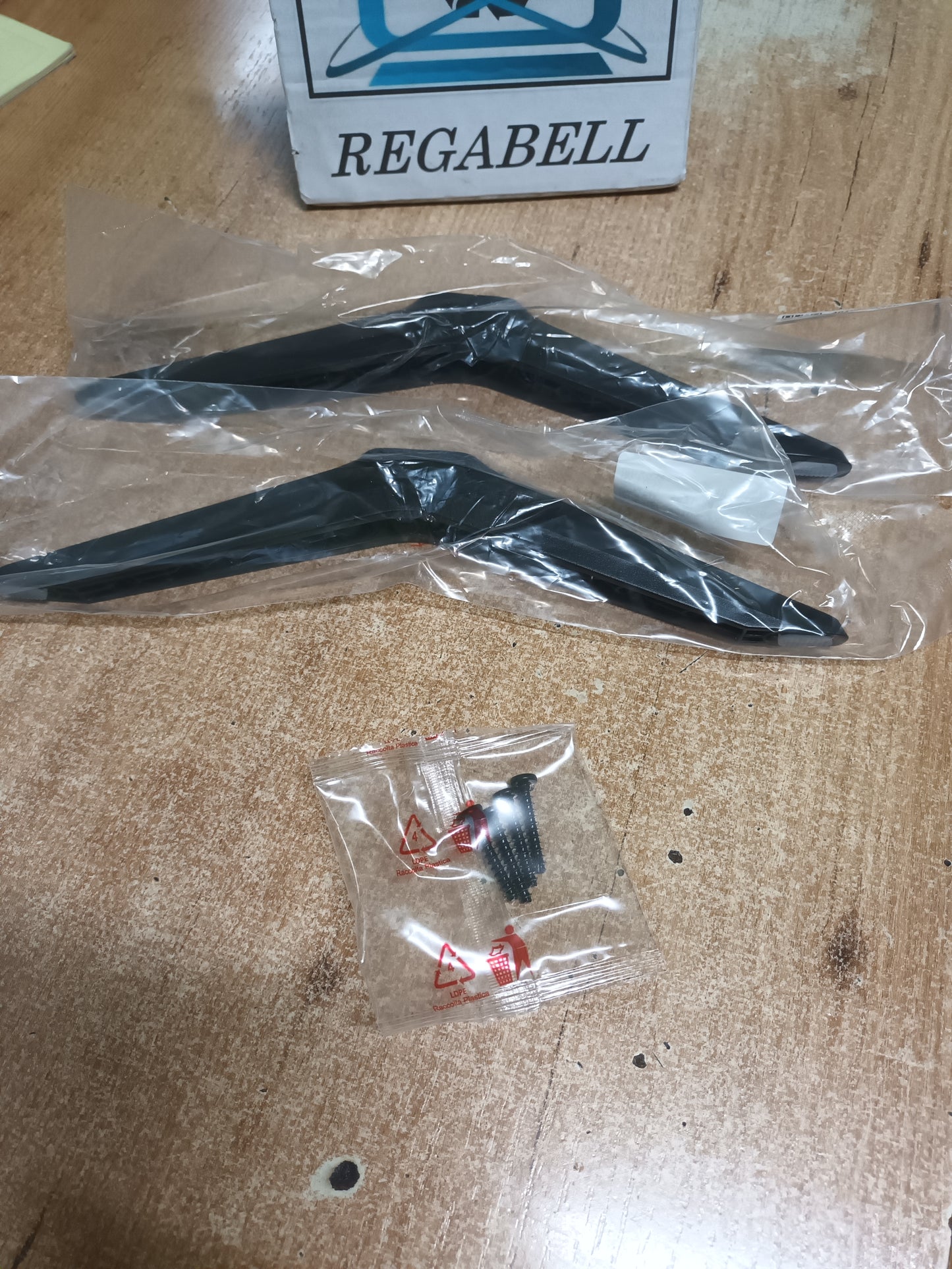 PIES DE TV TCL 55P655, NUEVOS SIN USAR (ref-218)