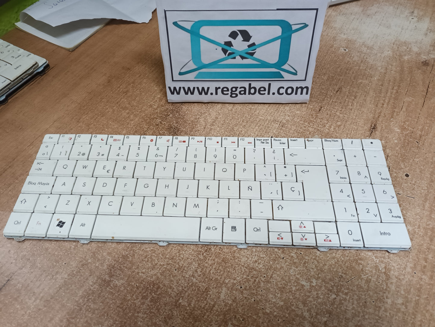 TECLADO DE P. BELL TJ 76, MODELO: MP-07F36E0-4424,