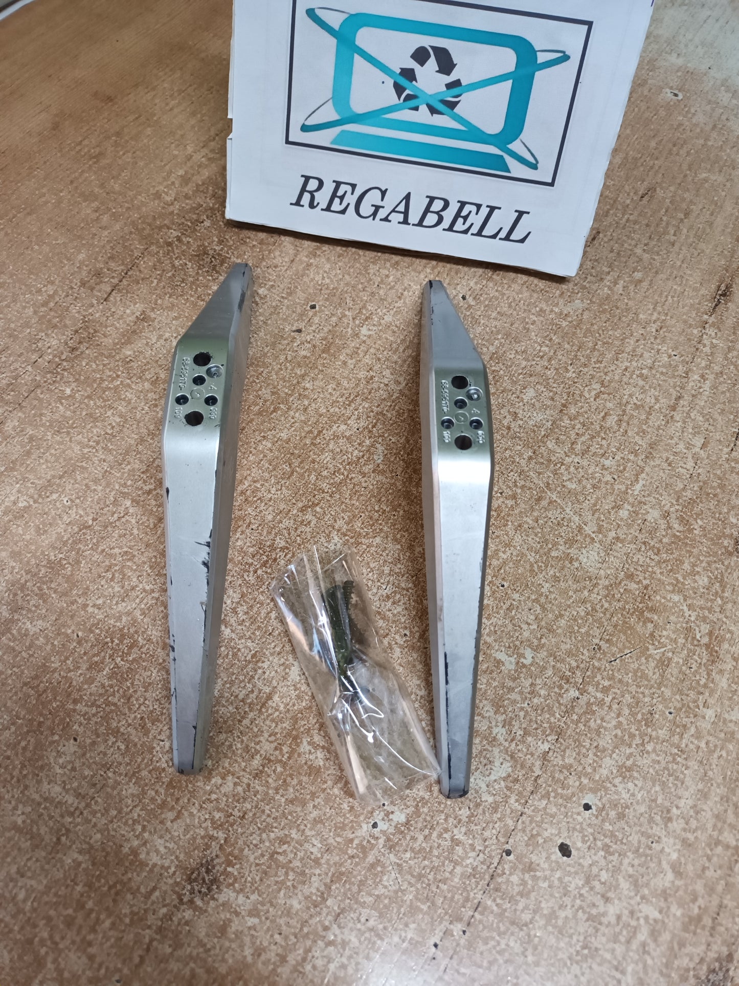 PIES DE TV THOMSON 32HE5800,