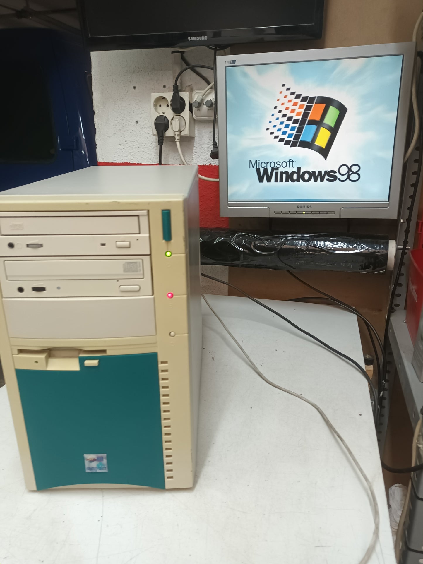 n-6, pc retro PENTIUM III, 550MHZ, con W98,(ref.6)