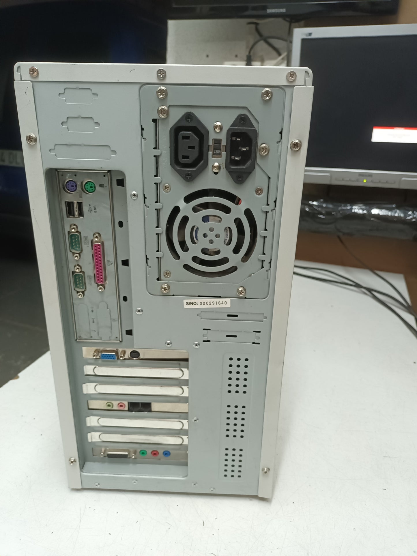PC retro Pentium III 733MHz con Windows 98