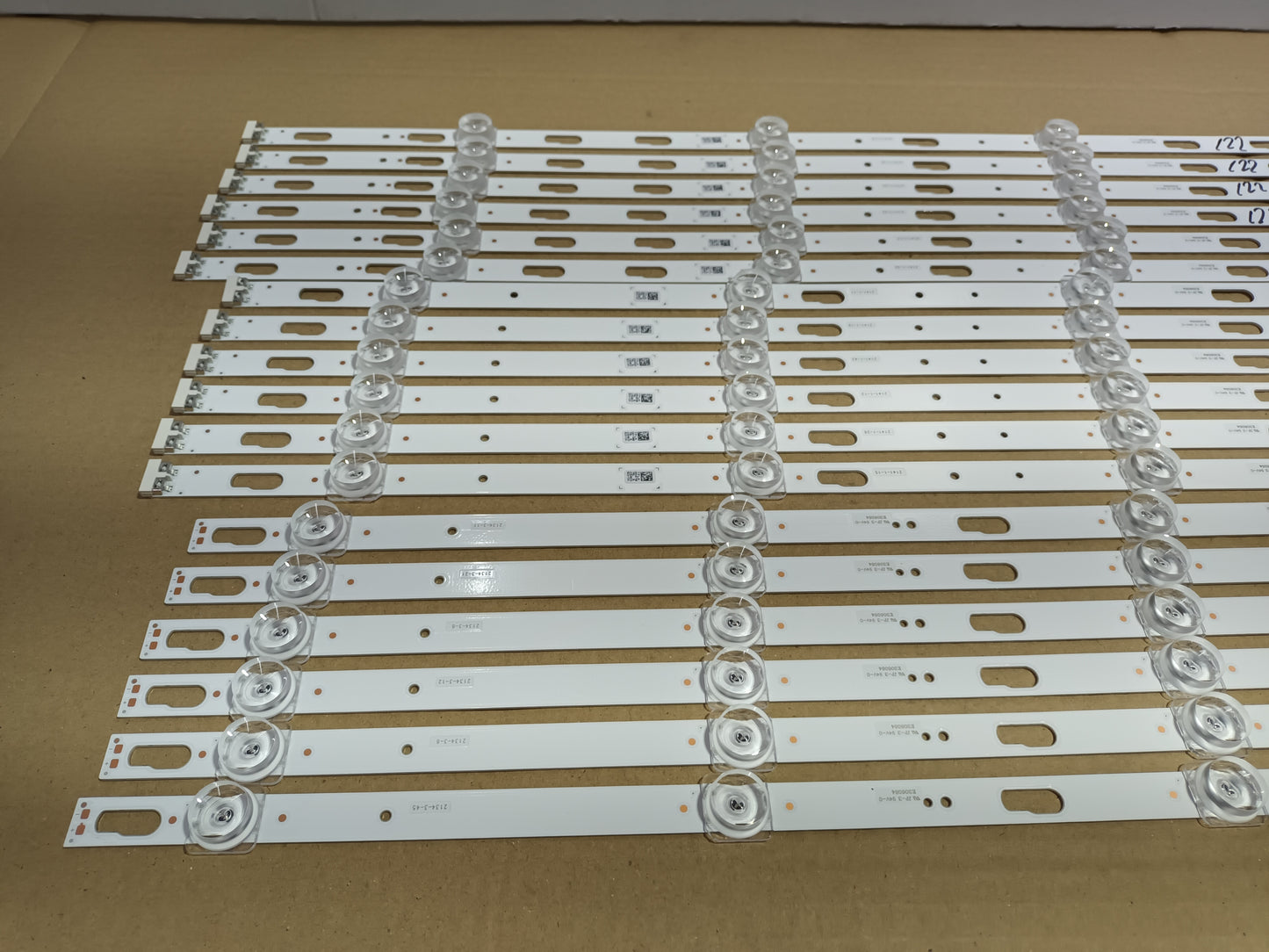 SAMSUNG UE75AU7172U, KIT 18 TIRAS LED nuevas.