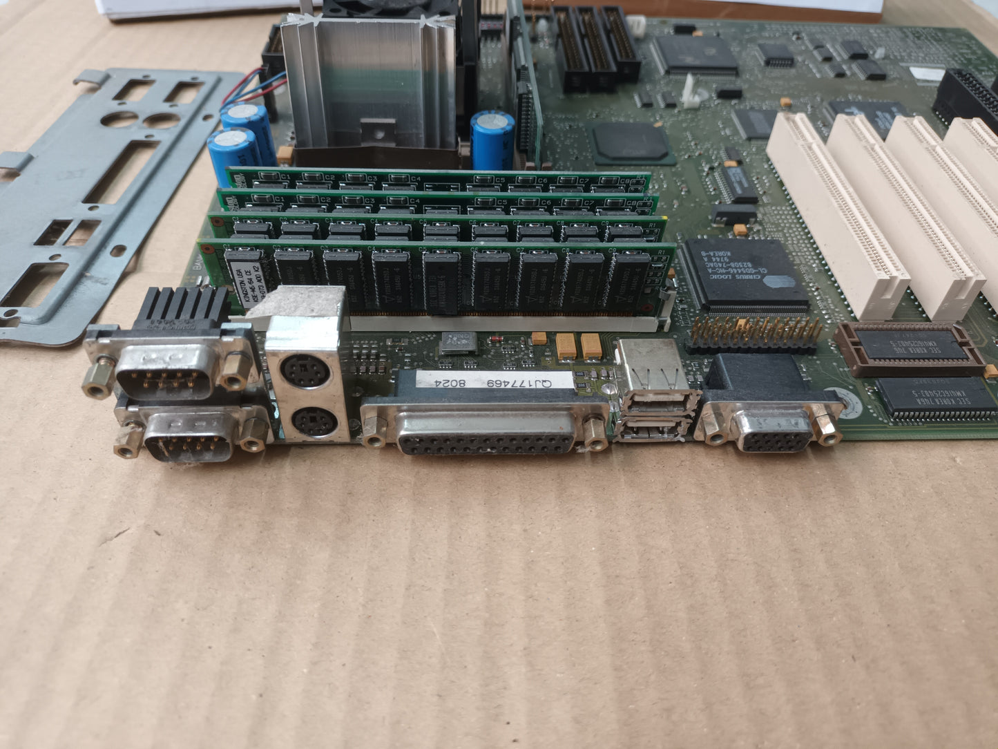 Placa base con Intel Pentium mmx 166MHz