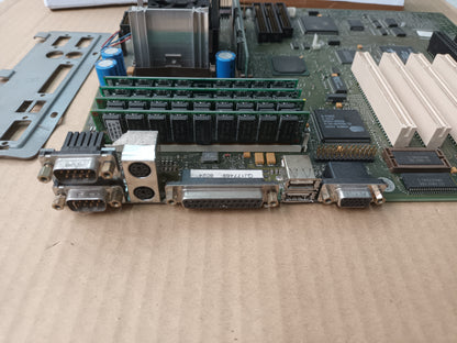 Placa base con Intel Pentium mmx 166MHz