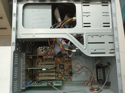 PC retro Pentium III 733MHz con Windows 98