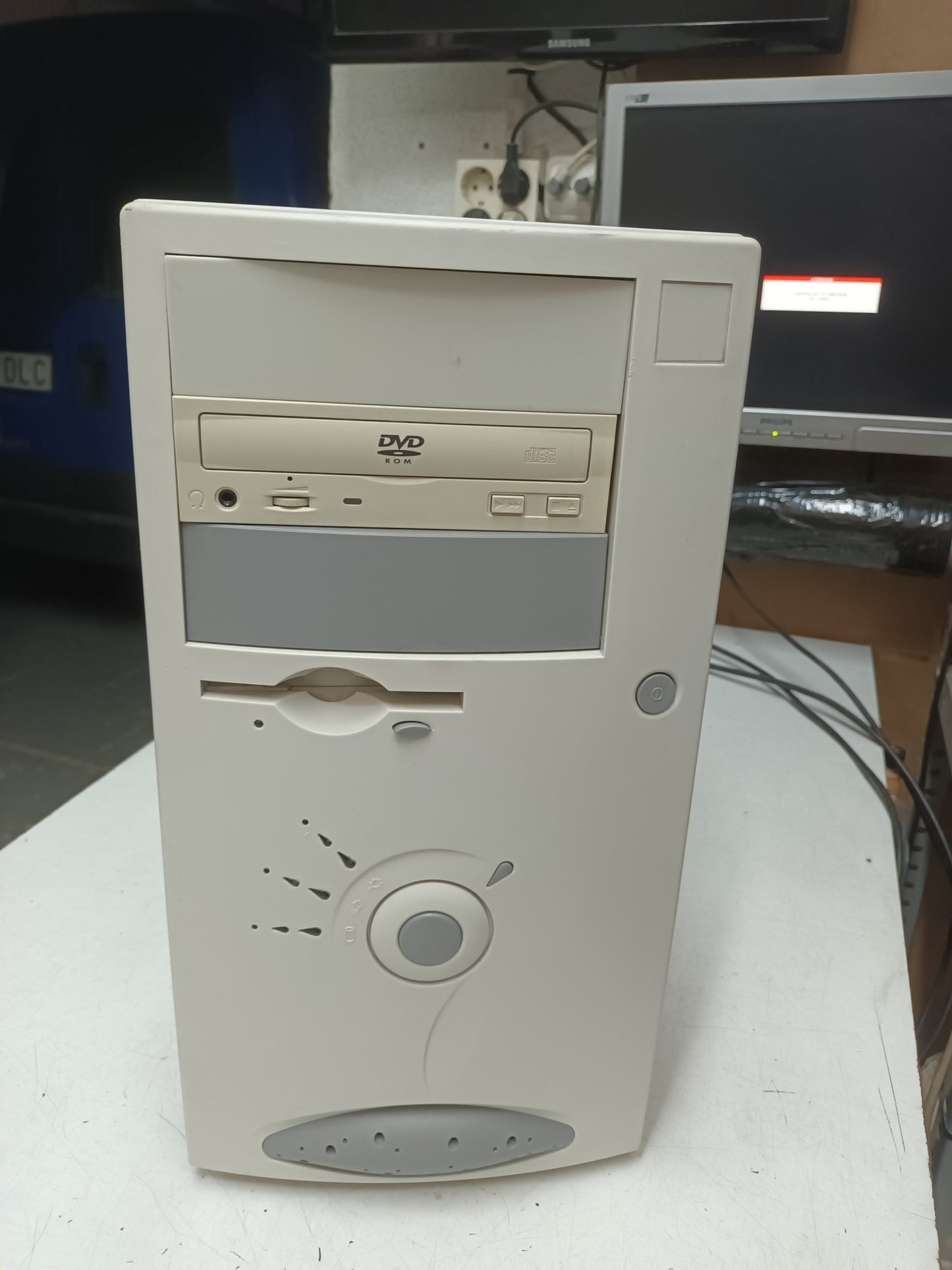 PC retro Pentium III 733MHz con Windows 98